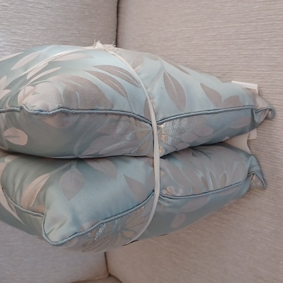NWT) Stratford Home Set of 2 light blue Pillows-17"×17" flora motif - Picture 2 of 9